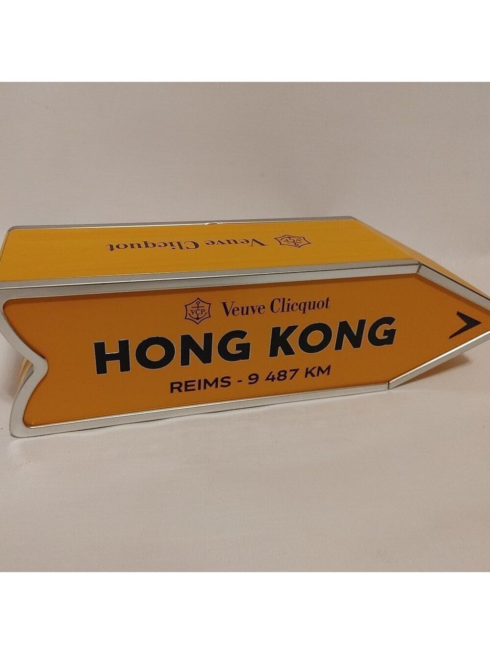VEUVE CLIQUOT HONG KONG ARROW TIN Veuve Destination Arrow Tin